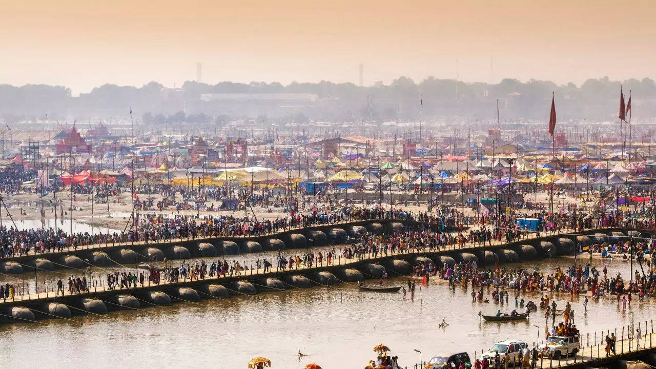 Maha Kumbha Mela 2025  జనవరి 13 నుంచి మహా కుంభమేళ ప్రారంభంప్రయాగ్ రాజ్ వెళ్లాలి అనుకునే వారికి తెలుగు రాష్ట్రాల్లోని విమాన సర్వీసులు ఇవే