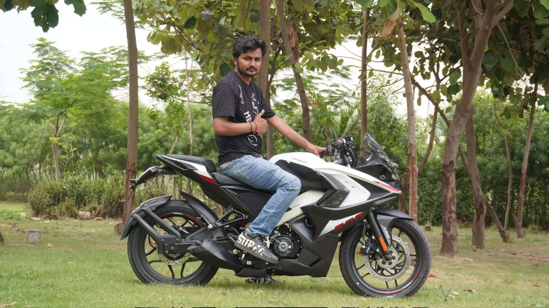 Bajaj Pulsar RS200 ಸ್ಟೈಲೀಶ್ ಲುಕ್ 