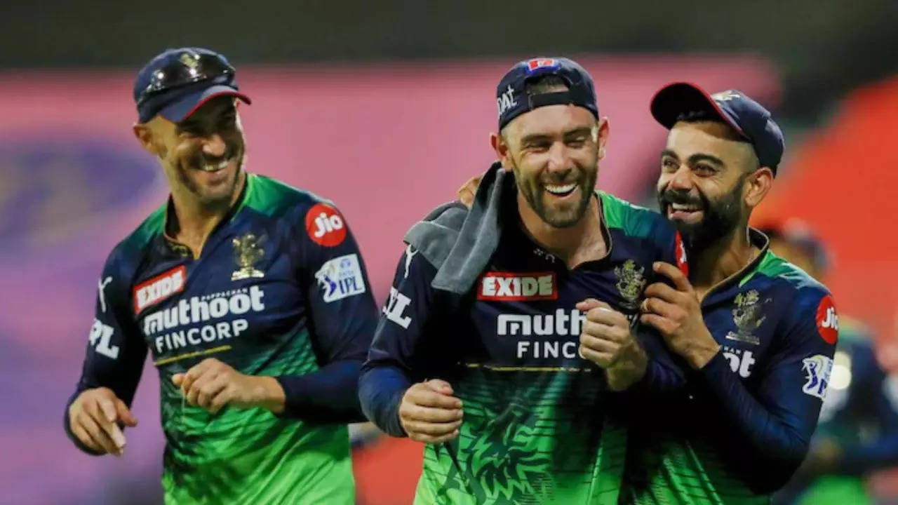 Virat Kohli Glenn Maxwell and Faf du Plessis during an IPL match