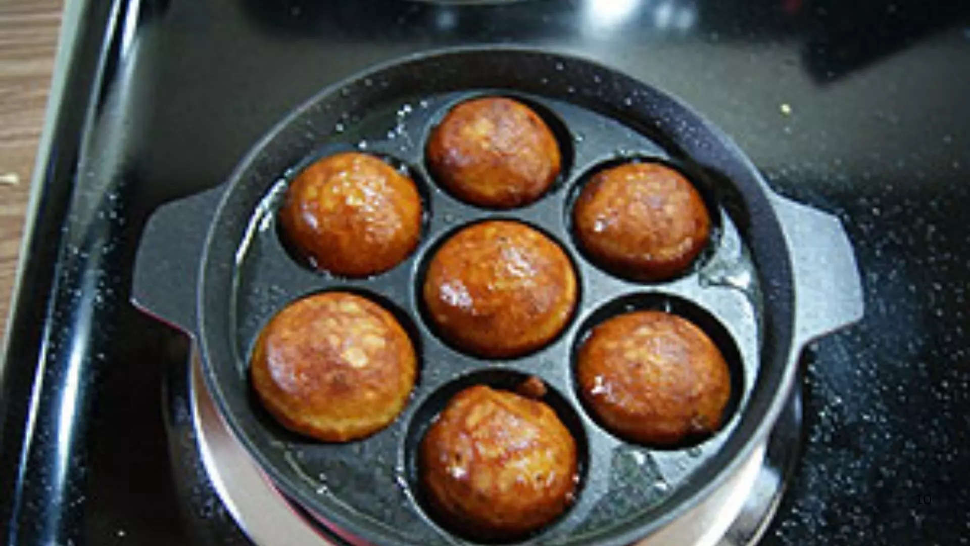 ಅಪ್ಪದ ಗುಳಿಗೆ ಹಿಟ್ಟು ಹಾಕಿ