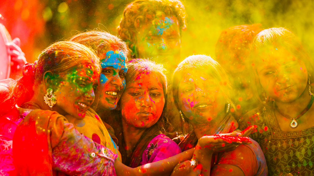 Holi es un momento para los amigos de la familia y el crédito de la imagen de comida Canva