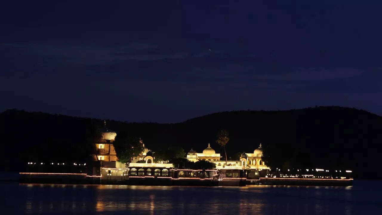 Arvind Singh Mewar dirigía el grupo de hoteles HRH que tiene muchas propiedades de patrimonio, incluido Jagmandir Arvind Singh Mewar dirigía el grupo de hoteles HRH que tiene muchas propiedades de patrimonio, incluido Jagmandir