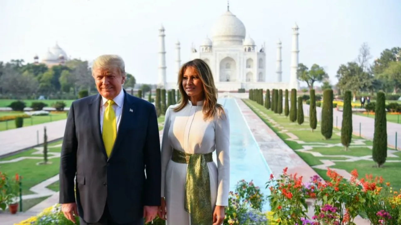 El presidente de los Estados Unidos, Donald Trump y su esposa Melania, visitaron el Taj Mahal el primer día de su viaje a la India Getty Images El presidente de los Estados Unidos, Donald Trump y su esposa Melania, visitaron el Taj Mahal el primer día de su viaje a la India Getty Images