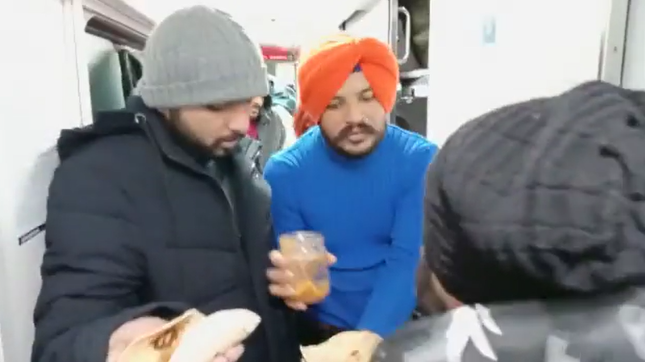 Sikh man distributes langar to students fleeing Ukraine