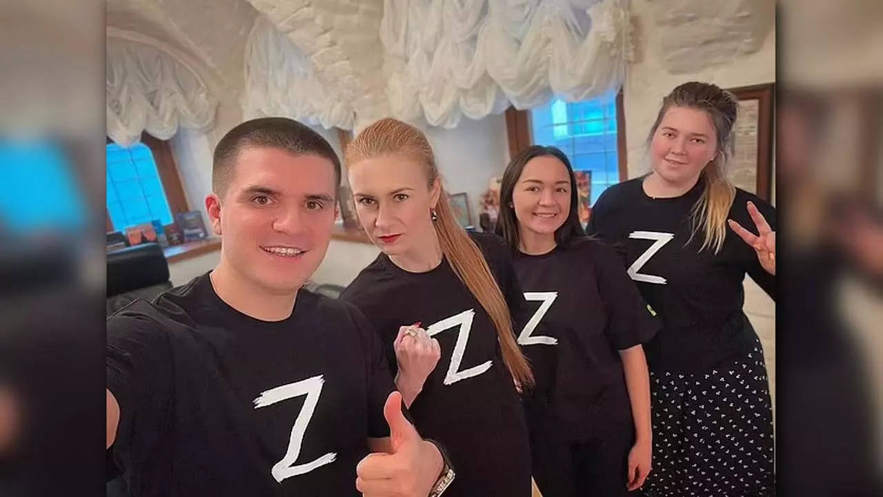 Russian MP Maria Butina on the other left posted a photo of herself and colleagues in a 39Z39 t-shirt