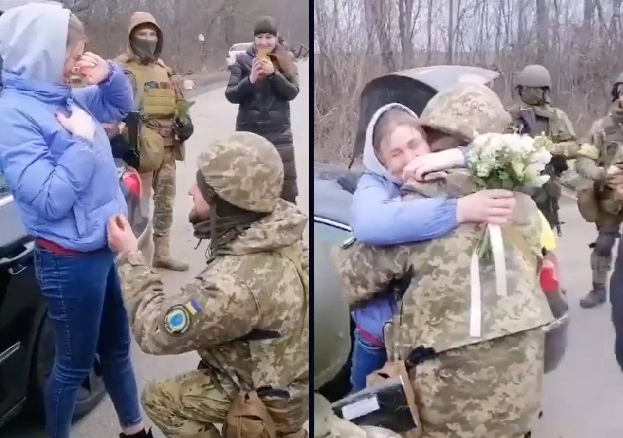 An Ukrainian soldier proposes to his lover. | Image: Twitter