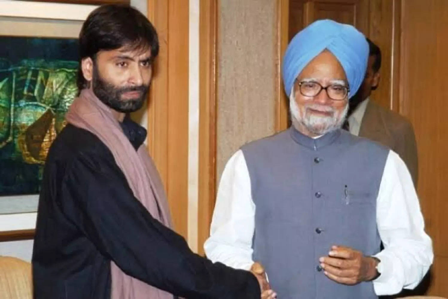 Government advisor Kanchan Gupta shares photograph of Manmohan Singh with Yasin Malik