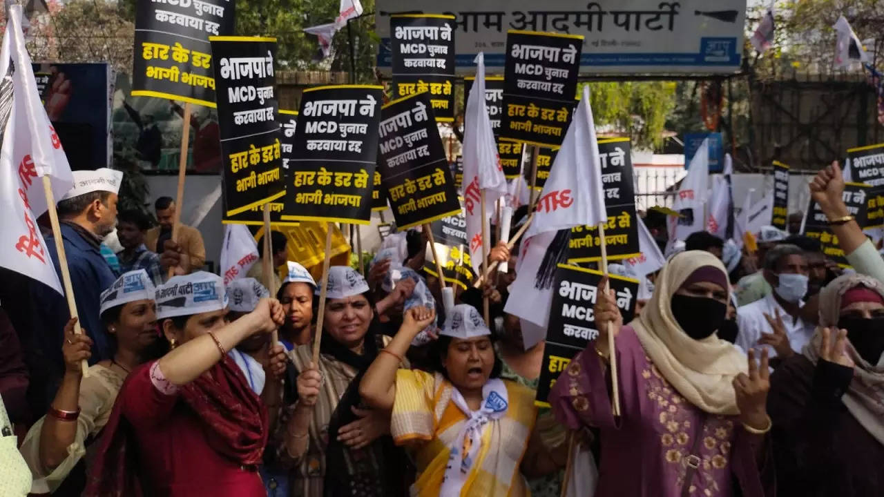 AAP workers gherao BJP headquarters in protest
