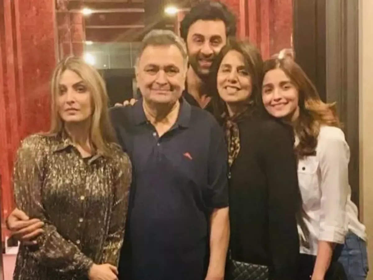 Rishi Kapoor with family and Alia Bhatt