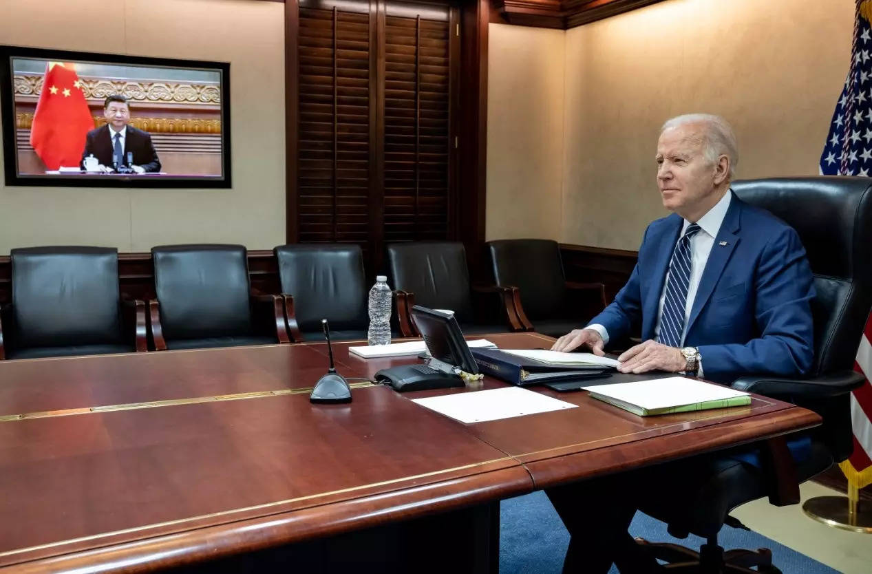 US President Joe Biden talks to China's Xi Jinping