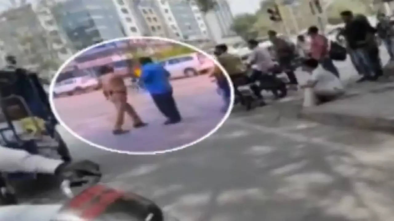 Cop beats e-rickshaw driver in Indore