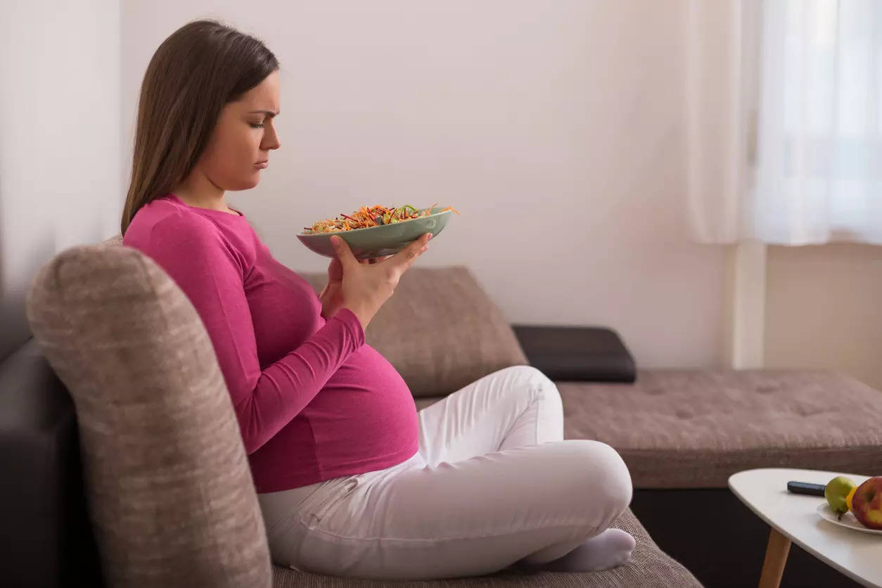 Pregnant woman nausea food nutrition