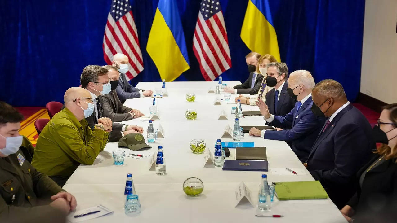 Biden meets Ukrainian ministers in Warsaw