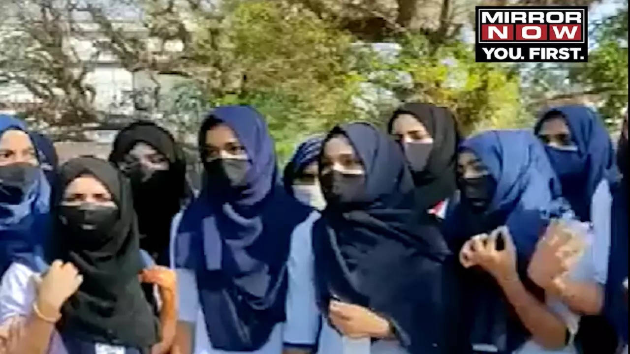 Muslim students protesting against hijab ban in Karnataka