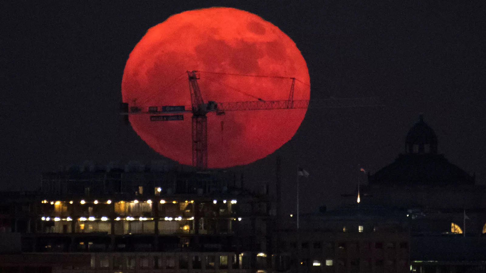 Moon illusion Why does the moon look bigger on the horizon? Here are