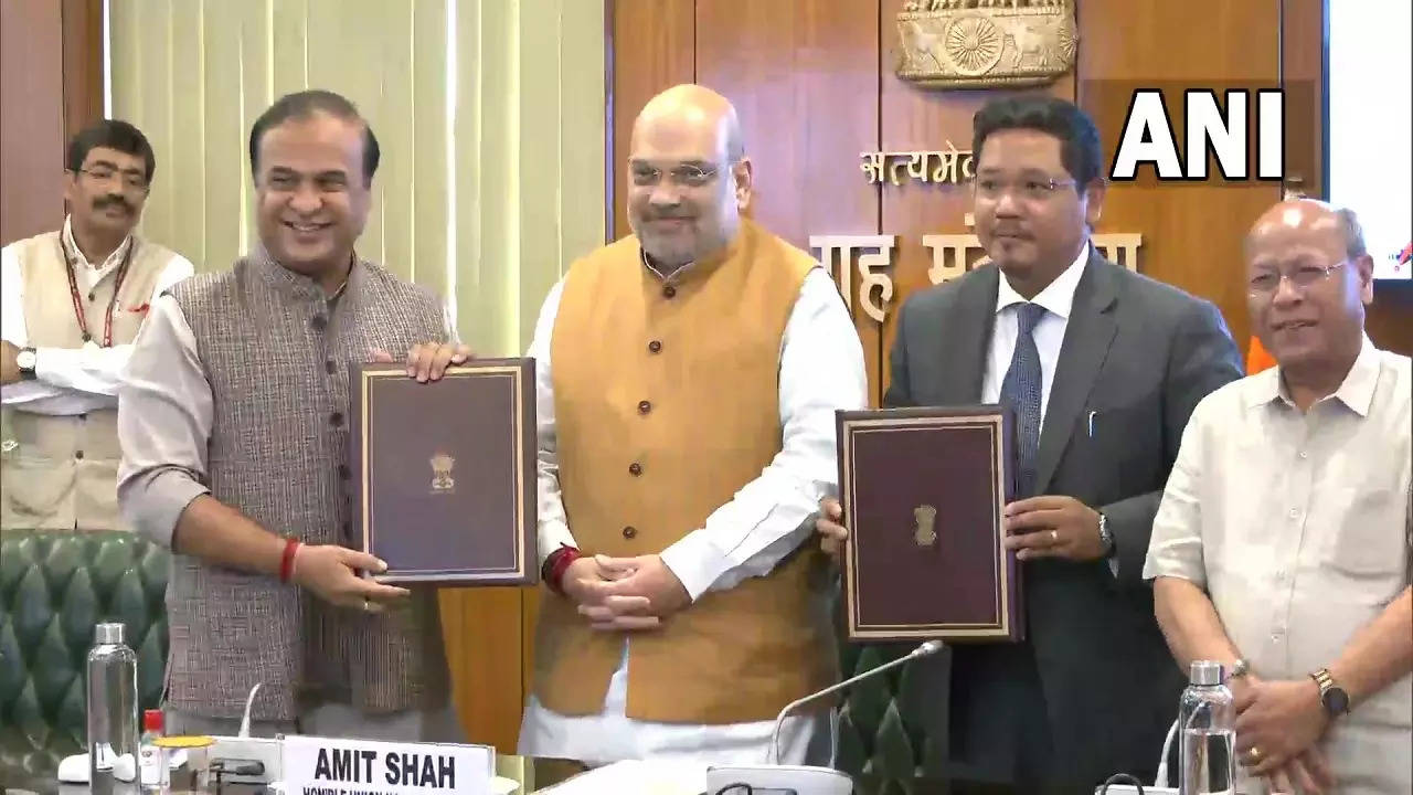 Assam CM Himanta Biswa Sarma and Meghalaya CM Conrad Sangma sign an agreement to resolve pending boundary dispute