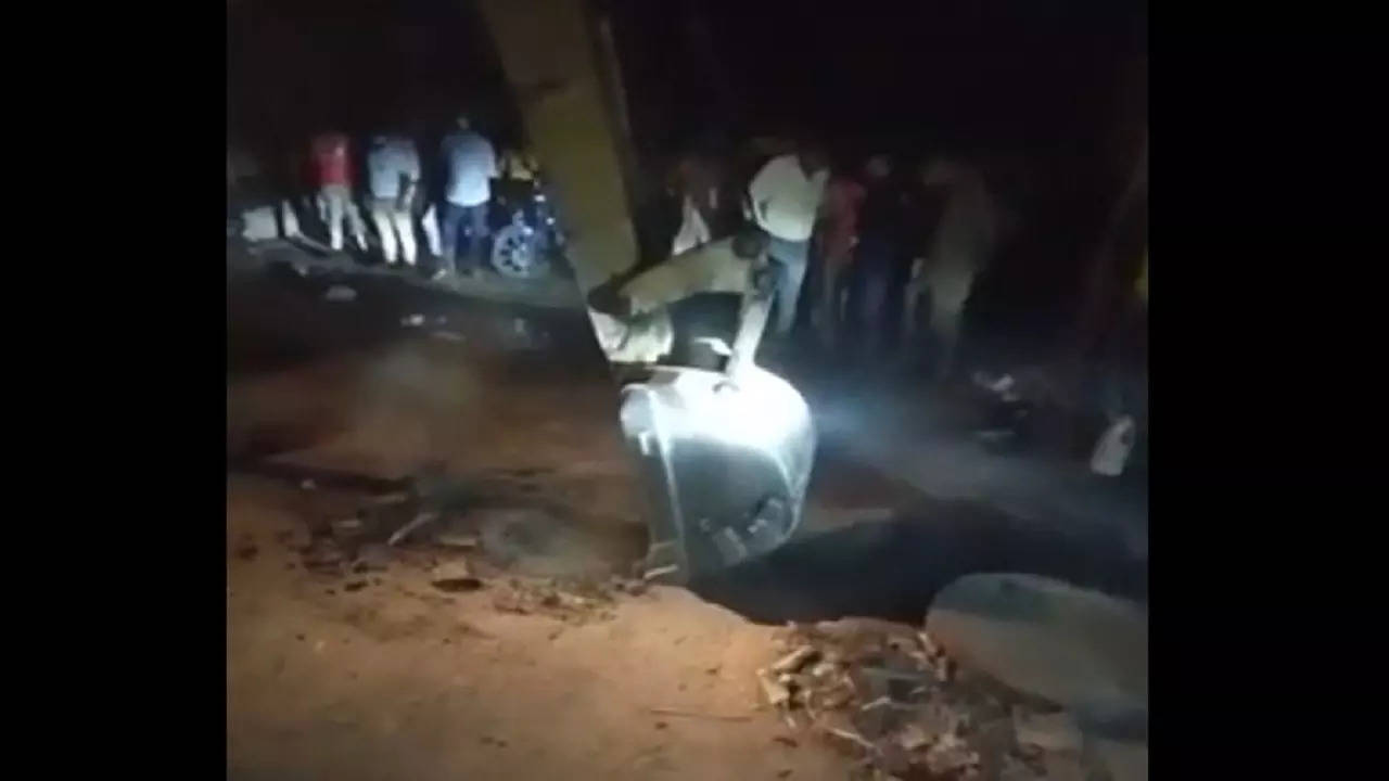 Four people trapped inside sewer in Delhi