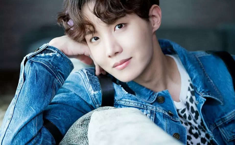 BTS' J Hope leaves for Las Vegas in a Rs 1.7 lakh mohair cardigan after  recovering from COVID-19, see photos