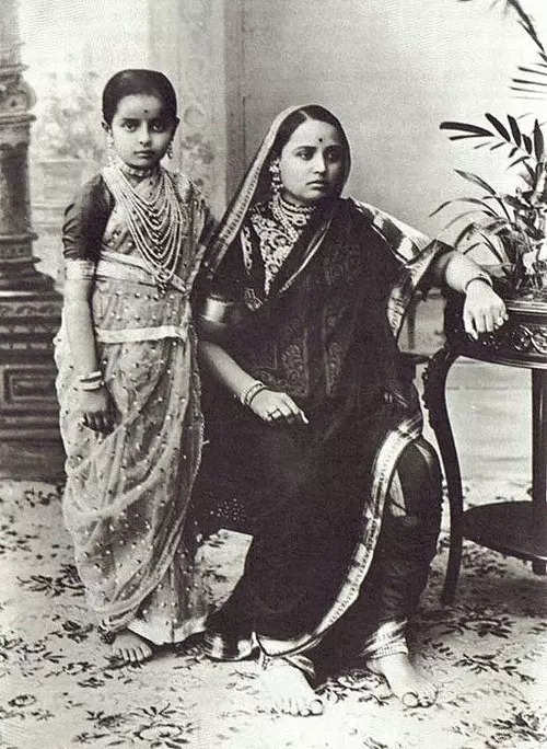 Maharani_Chimnabai_of_Baroda_with_her_daughter_Indira_Devi
