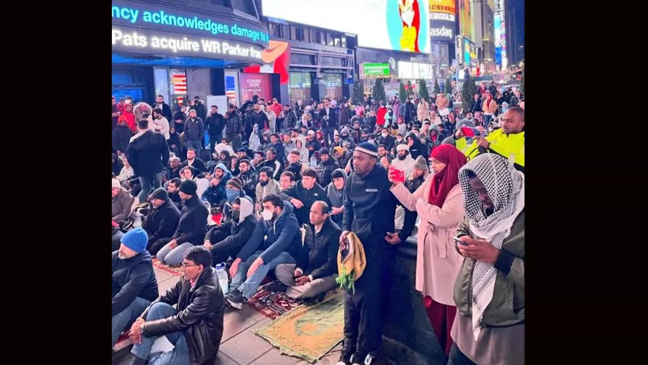 In a first, Muslims perform Taraweeh prayer at Times Square in US