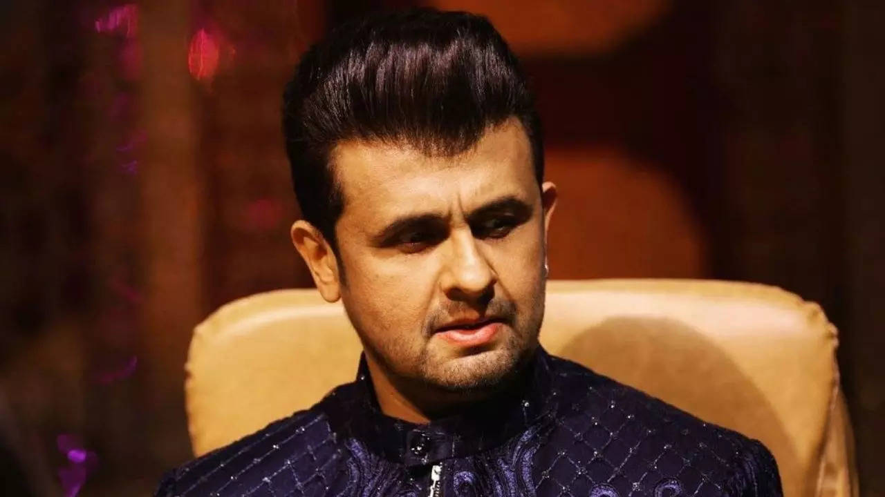 Sonu Nigam opens up on why he hasn't watched Anupam Kher's The Kashmir  Files, says 'I cry inside when...'