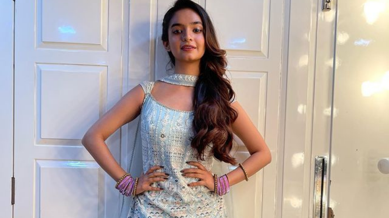 anushka sen dress up
