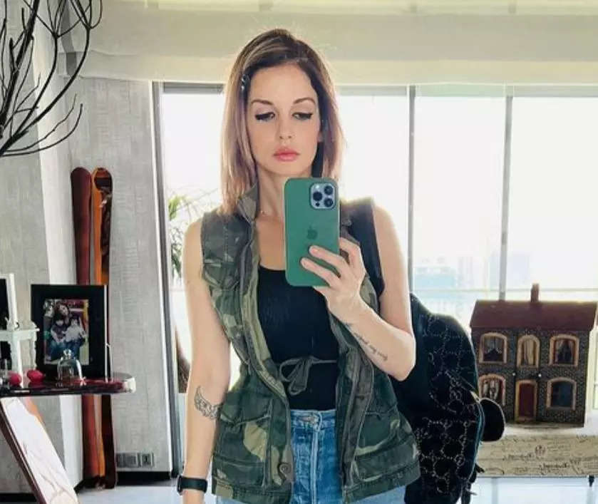 It appears that jump squats are a favourite workout of Sussanne Khan who performs this quite often and shares snippets from her regime on social media as well.