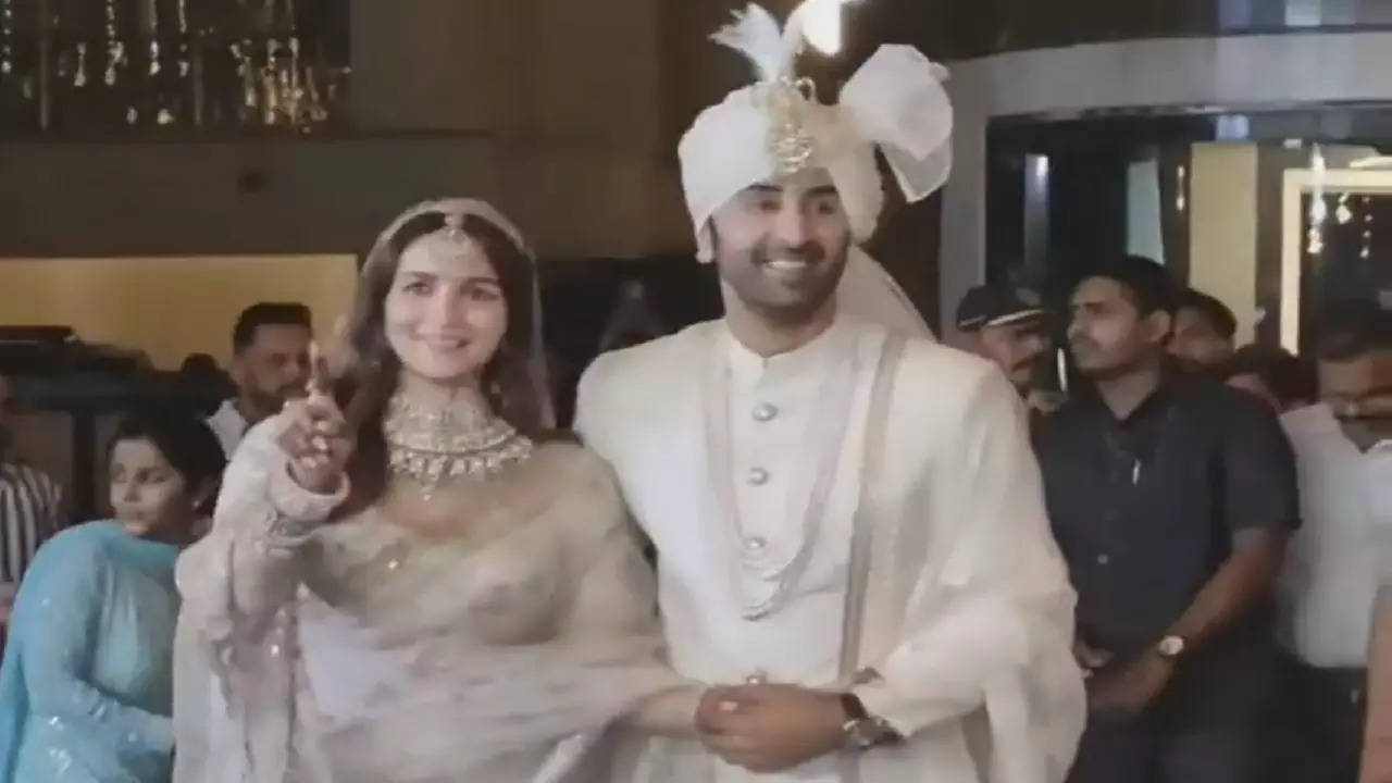 Newlywed couple Ranbir Kapoor-Ali Bhatt greets fans, media