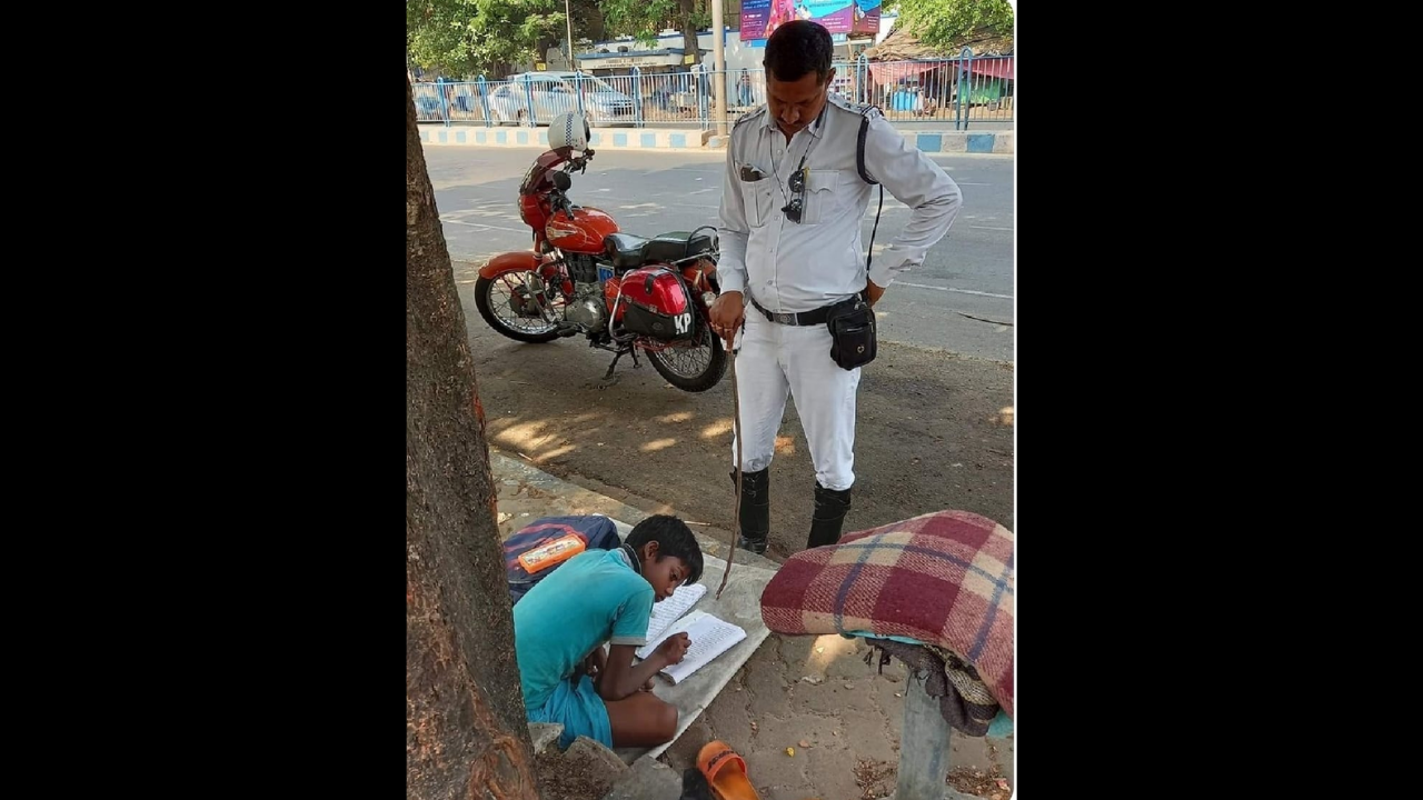 Kolkata cop teaches homeless boy while managing traffic