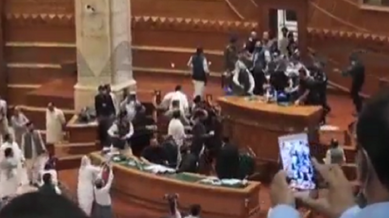 Lotas thrown at Deputy Speaker Punjab Assembly Dost Muhammad Mazari