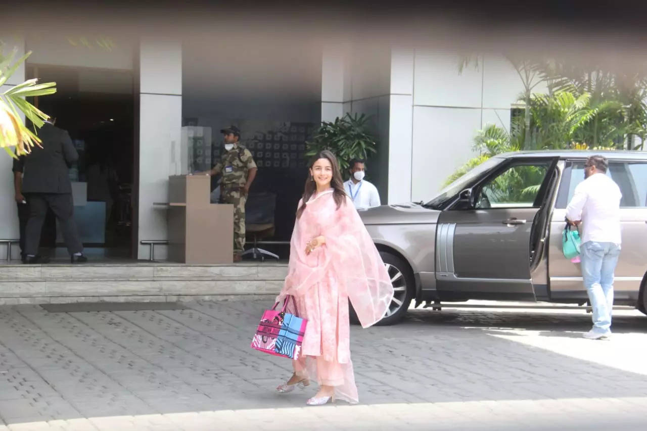 New bride Alia Bhatt picks pink floral suit and bag worth Rs 3.4 lakh ...