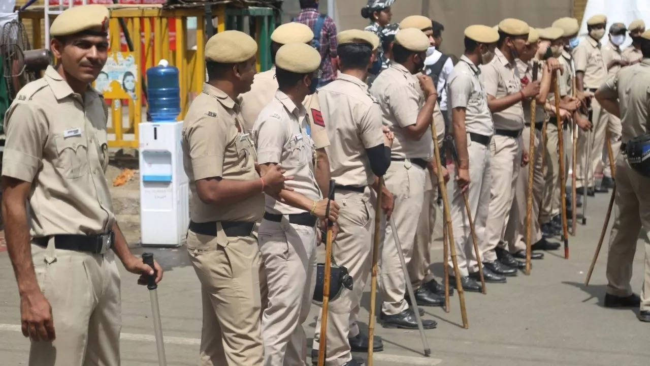 New Delhi: GTB shoot-out accused Mohit Badani escapes from police custody  during appearance in Karkardooma court