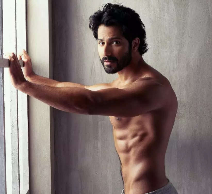 In a recent Instagram post, Varun Dhawan is seen flaunting his perfect abs. (Photo credit: Varun Dhawan/Instagram)