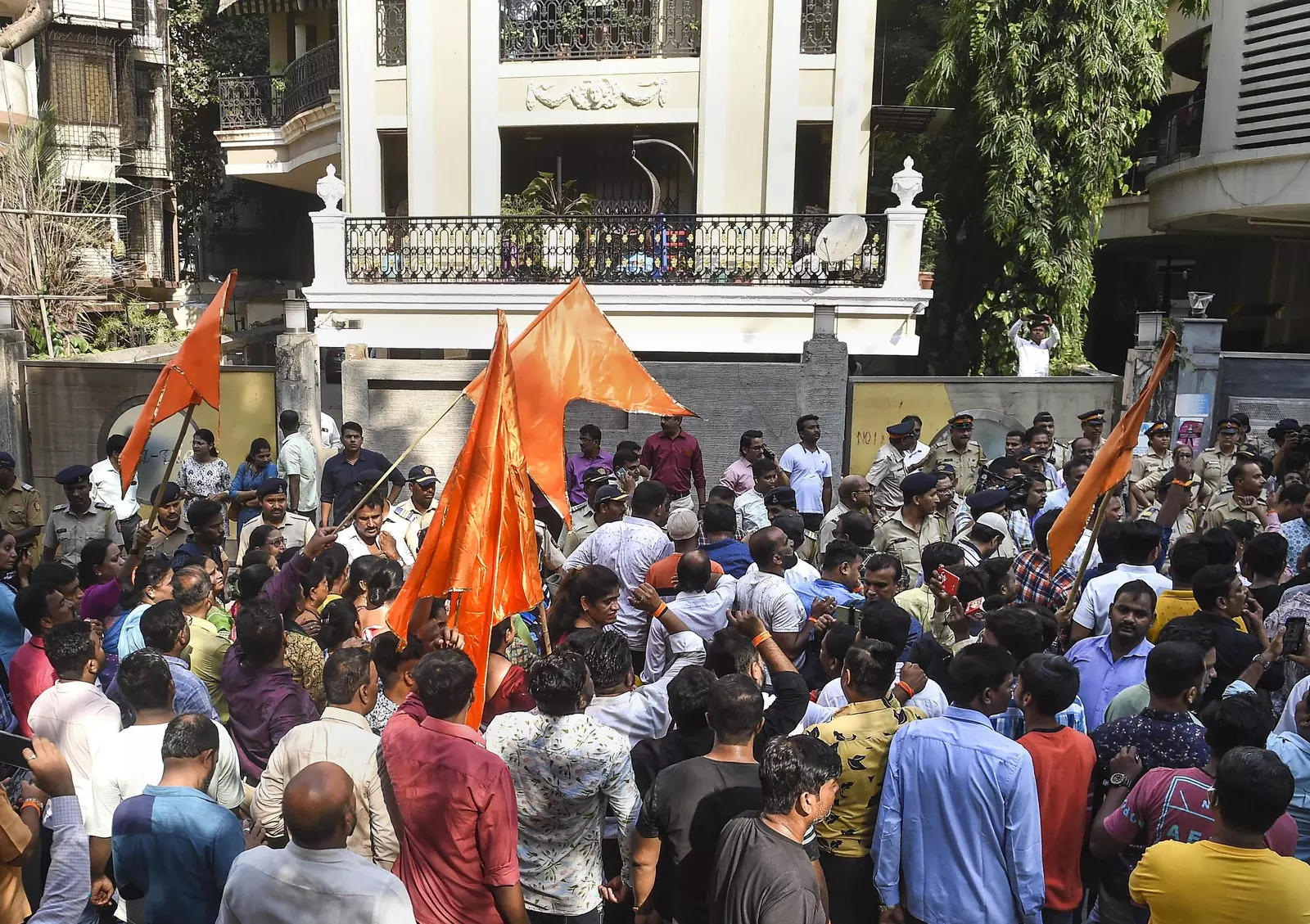 Mumbai: Shiv Sena activists protest outside MLA Ravi Rana and Navneet Kaur's res...