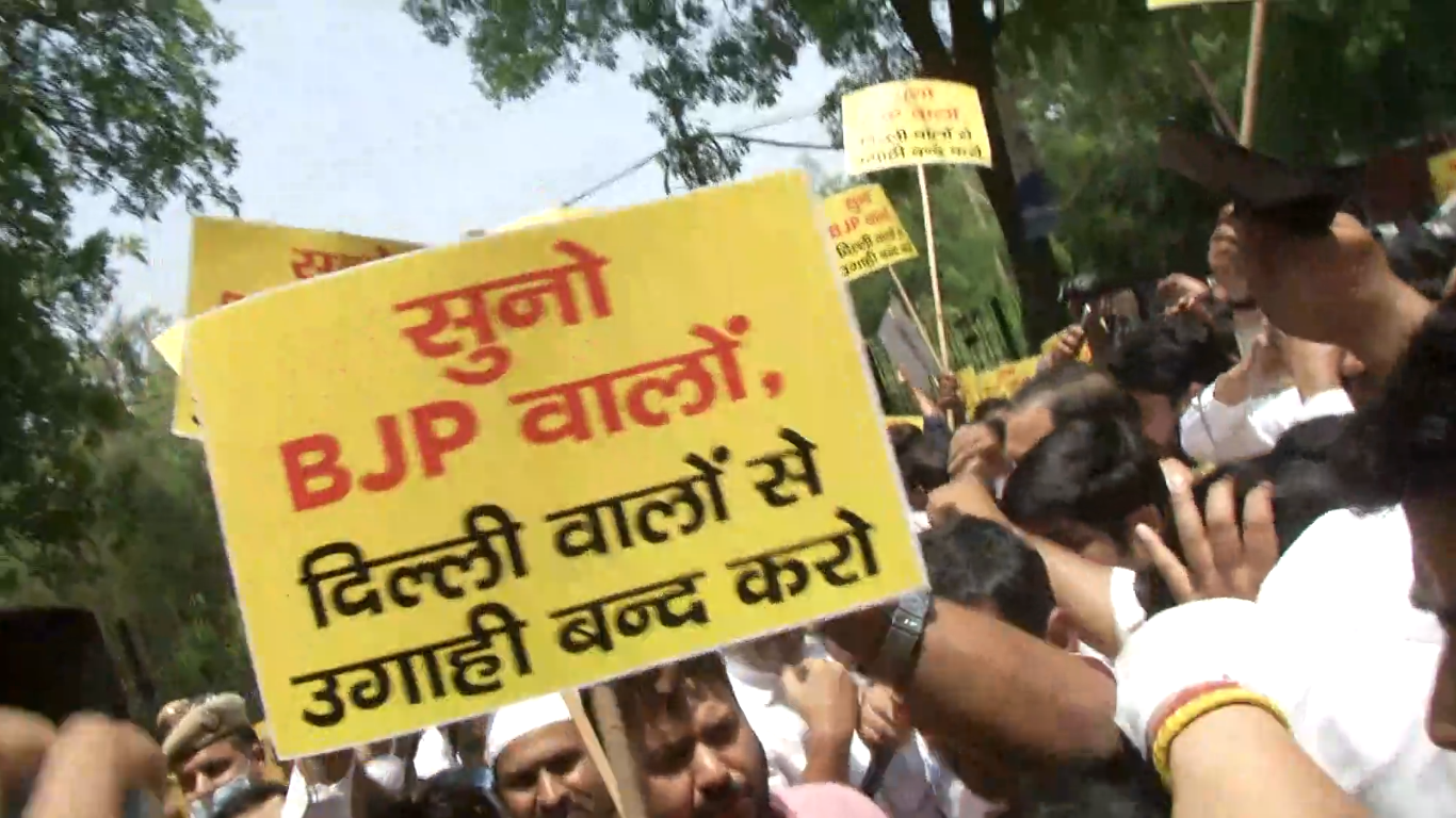 AAP workers protesting against Jahangirpuri demolition drive