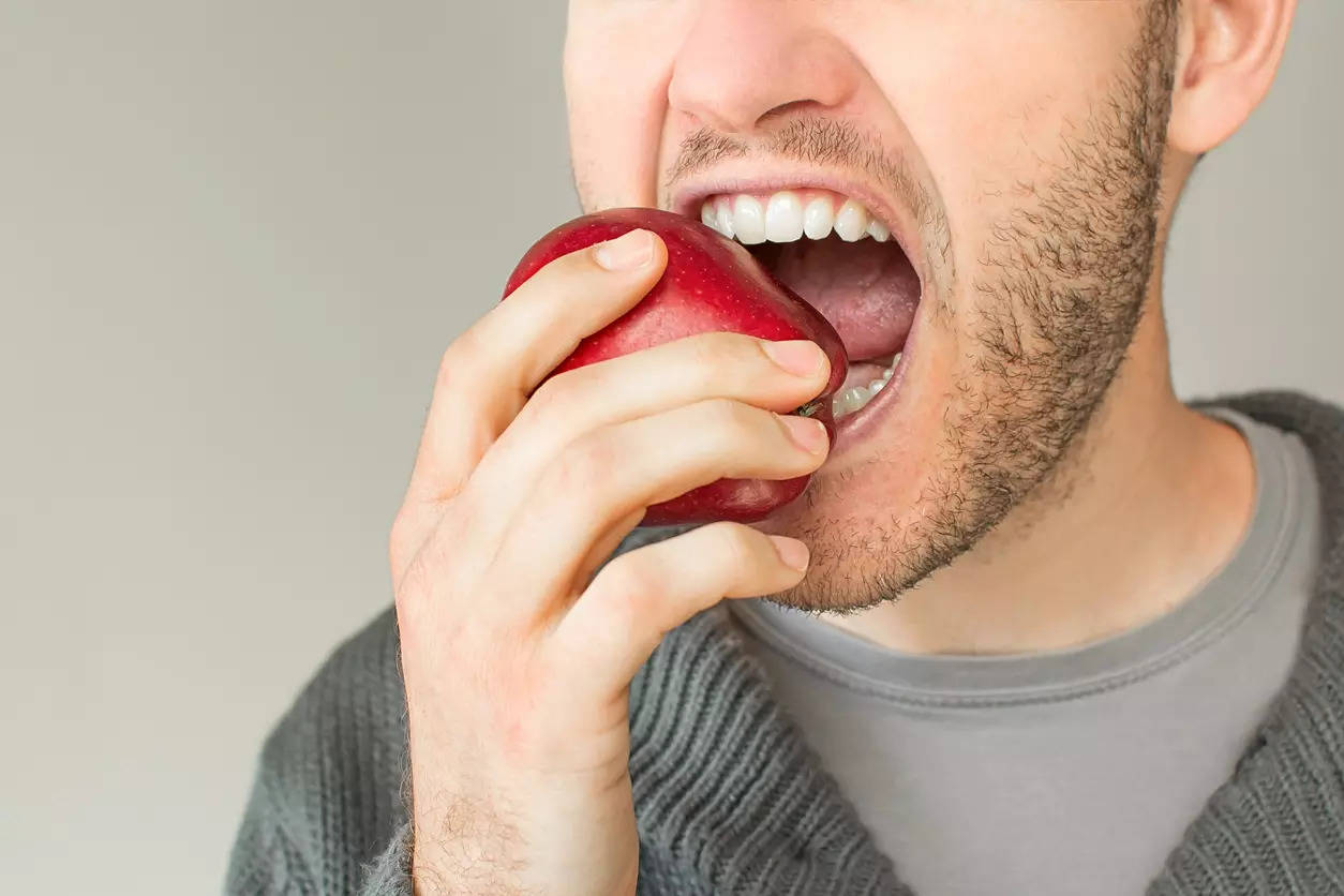 While fruits are some of the healthiest sources of carbs and eventually energy, experts say that one of the best sources of fibre, carbs and fructose is apples.
