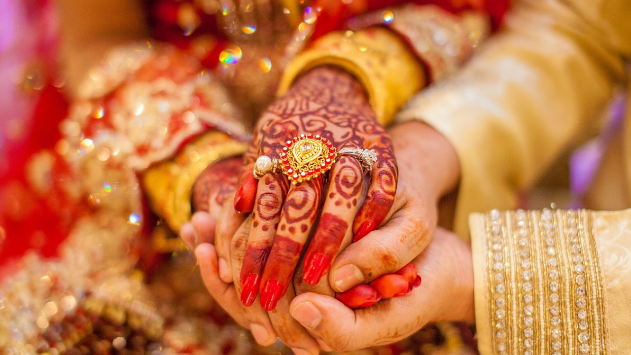 Bride marries relative after drunk groom fails to reach wedding venue on time