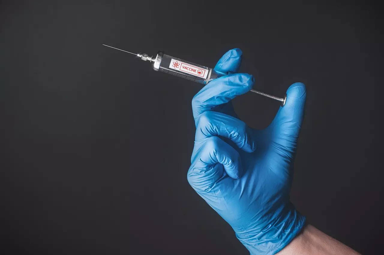 vaccine syringe and needle