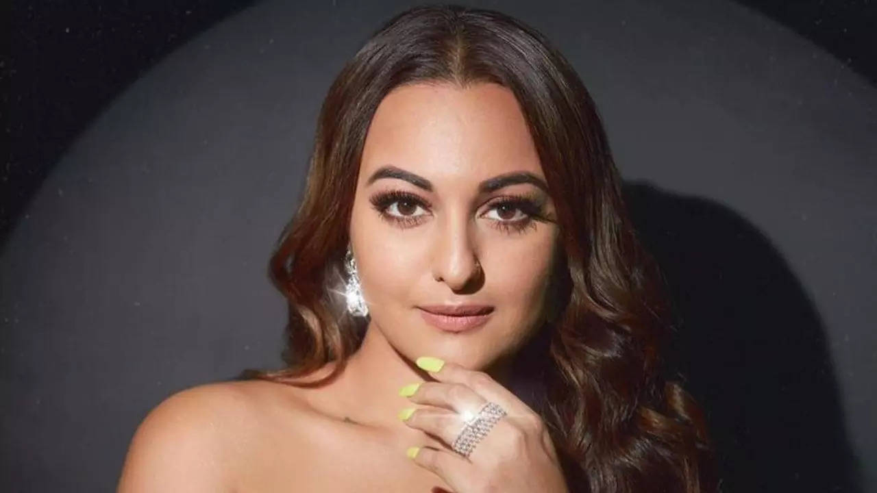 Sonaksi Sinha Sex Video - Is Sonakshi Sinha engaged? Actress flaunts her ring in new post, check out