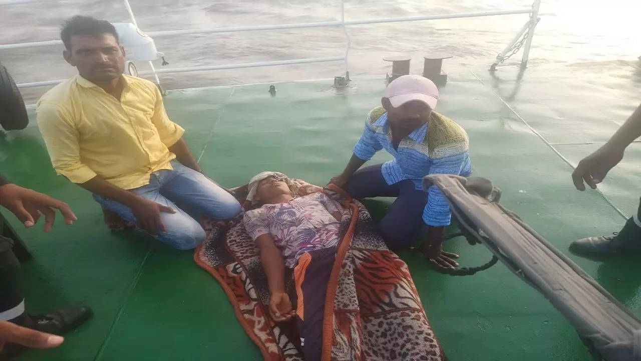 Indian Coast Guard Saves Injured Fisherman From Porbandar Sea Using ...