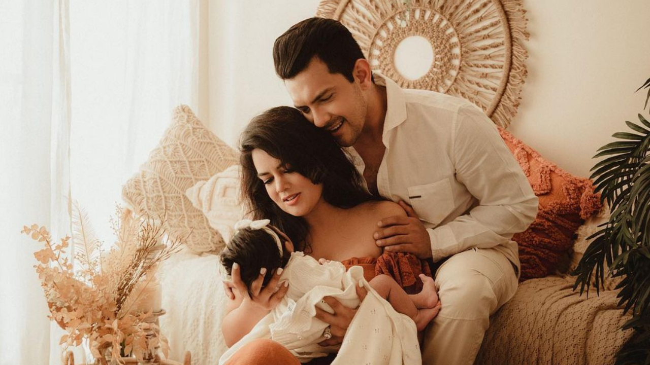 Aditya Narayan with his wife and daughter!