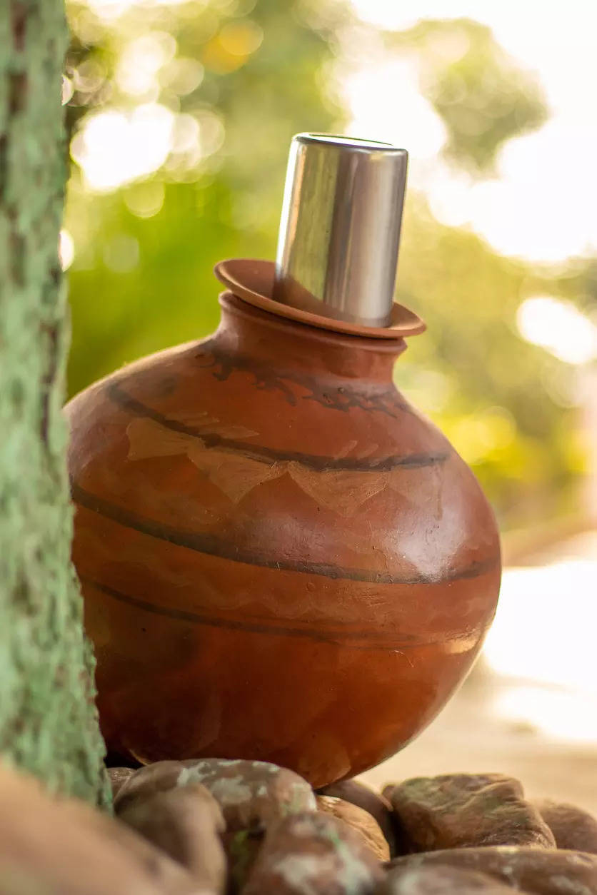 When stored in a clay pot, water comes at perfect temperature levels that give a cooling effect and are kind to the throat too, unlike the chilled output of refrigerators.