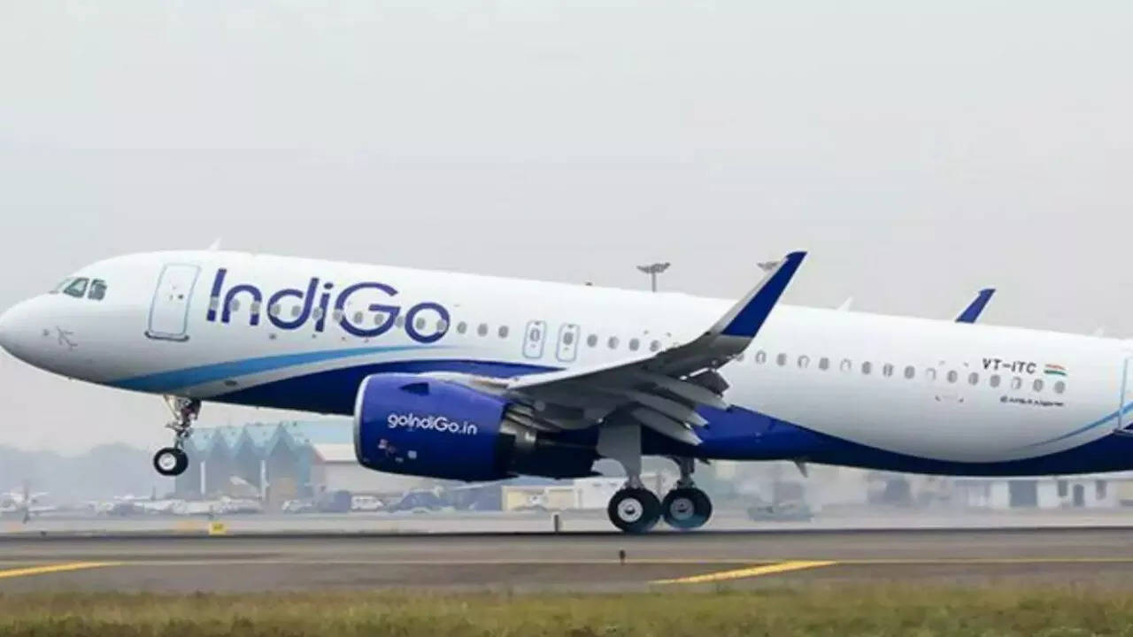 इंडिगो की उड़ानें बीच हवा में टकराने का मामला, डीजीसीए ने हवाई यातायात नियंत्रक को निलंबित किया
