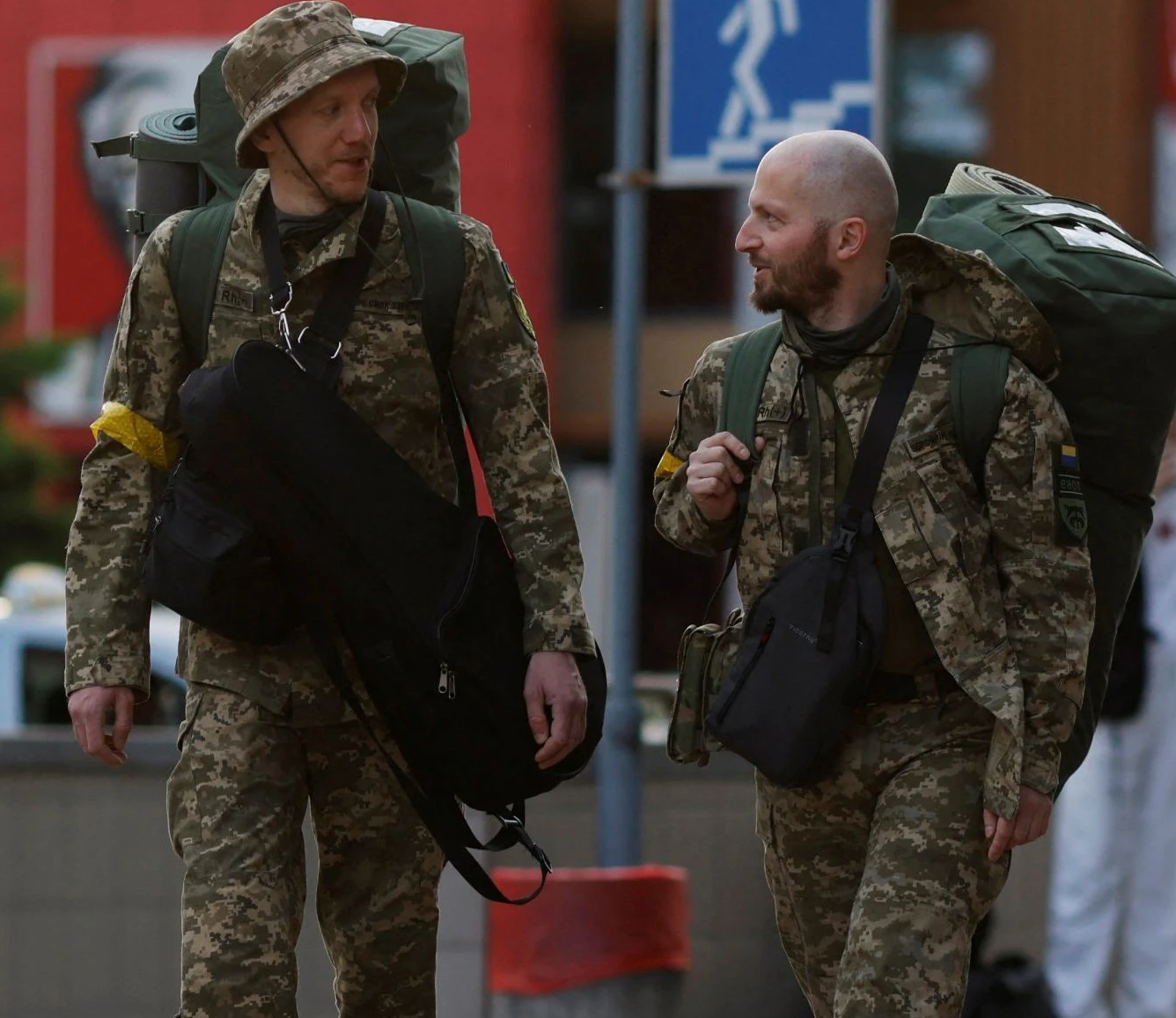 Gay couple joins Ukraines armed forces and heads to frontline together netizens salute them