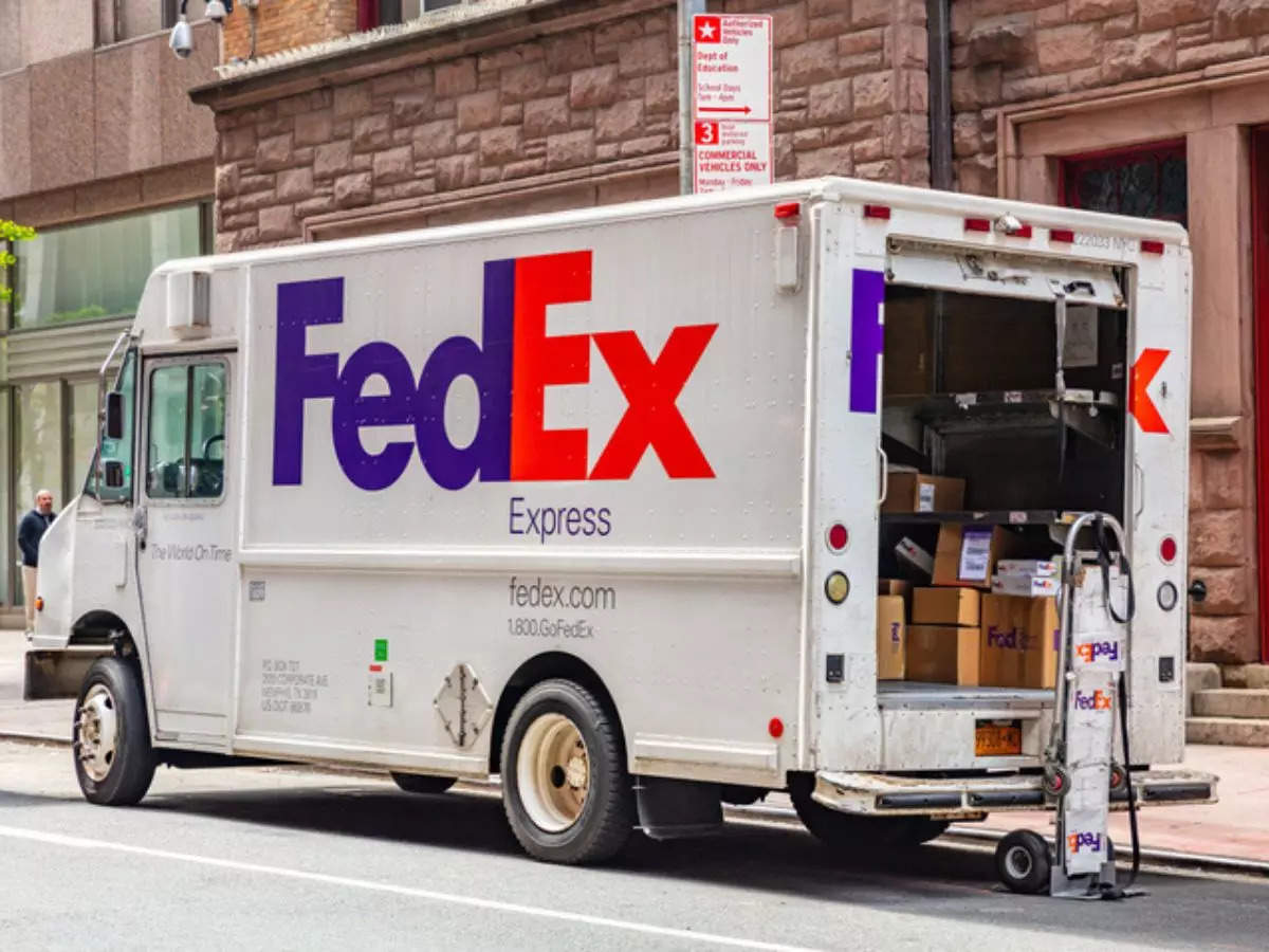 Head-on collision Florida man crashes into FedEx truck after oral sex goes wrong