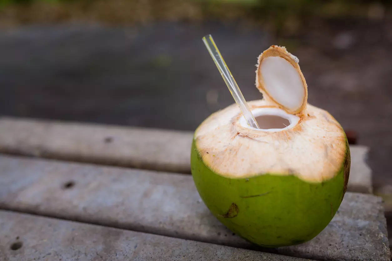 Nie tylko letni napój, oto dlaczego warto pić wodę kokosową przez cały rok