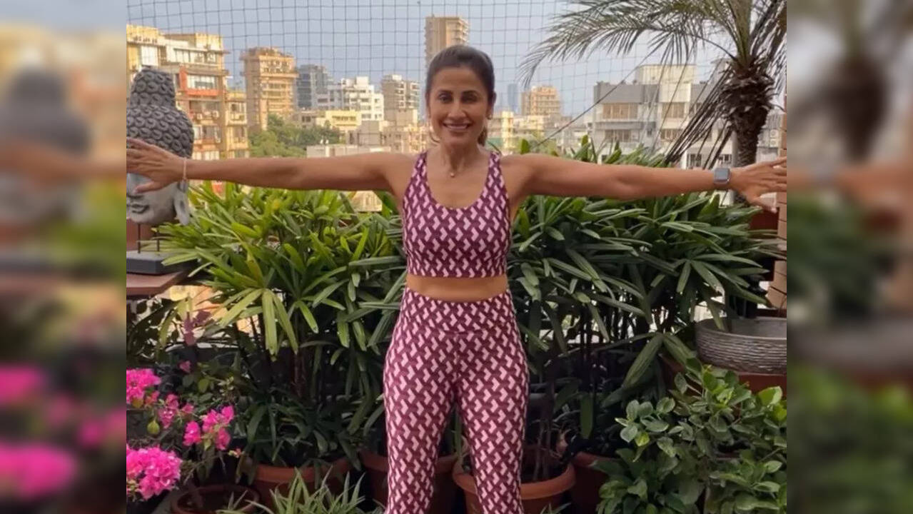 Get rid of arm fat with Yasmin Karachiwala's 3minute shoulder workout