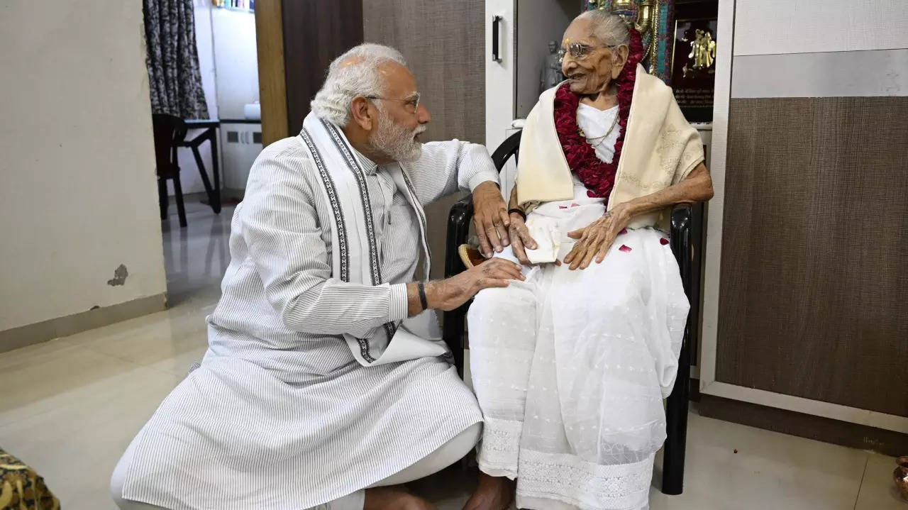 PM Modi meets mother heeraba