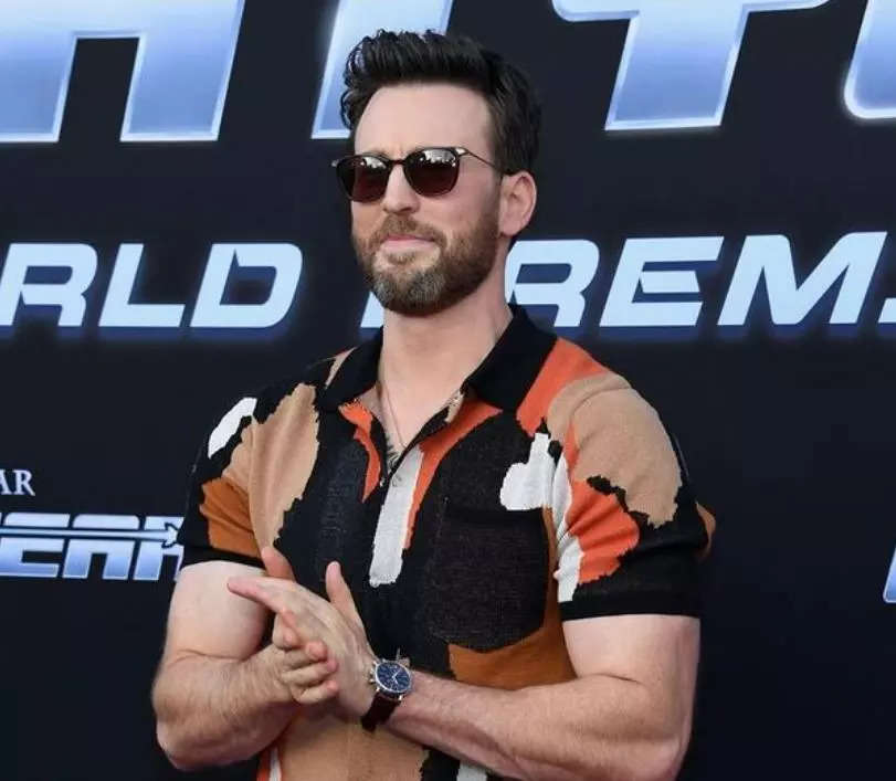 Now 41, Chris Evans is currently gearing up for The Gray Man; but what intrigues his fans the most is that even after years of making magic on the big screen, he does not look a day over 25. (Photo credit: Chris Evans/Instagram)