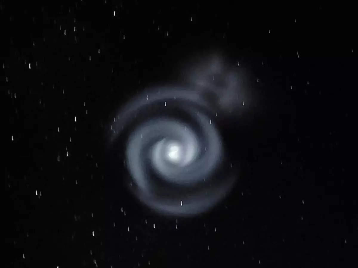 Mysterious blue light spiral spotted in the night sky over New Zealand | Picture courtesy: Twitter/@AndyVermaut